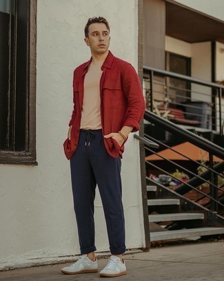 30 Jährige: Dunkelblaue Chinohose kombinieren – 500+ Casual Herren Outfits: Kombinieren Sie ein rotes Langarmhemd mit einer dunkelblauen Chinohose für einen bequemen Alltags-Look. Wählen Sie die legere Option mit weißen Leder niedrigen Sneakers.