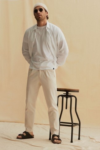 Welche Schuhe mit weißen Leinen Hemdes zu tragen – 179 Herren Outfits: Kombinieren Sie ein weißes Leinen Hemd mit einer hellbeige Chinohose für einen bequemen Alltags-Look. Wählen Sie die legere Option mit dunkelbraunen Ledersandalen.