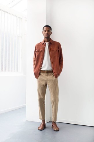 Braune Ledersandalen kombinieren – 217 Herren Outfits: Entscheiden Sie sich für ein orange Langarmhemd und eine hellbeige Chinohose für einen bequemen Alltags-Look. Fühlen Sie sich ideenreich? Wählen Sie braunen Ledersandalen.