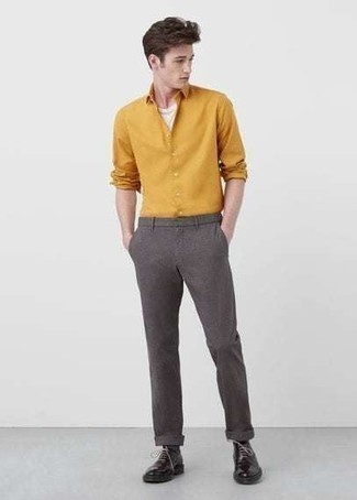 Welche Oxford Schuhe mit gelben Langarmhemdes zu tragen – 5 Herren Outfits warm Wetter: Erwägen Sie das Tragen von einem gelben Langarmhemd und einer dunkelbraunen Chinohose für ein Alltagsoutfit, das Charakter und Persönlichkeit ausstrahlt. Fühlen Sie sich ideenreich? Wählen Sie Oxford Schuhe.