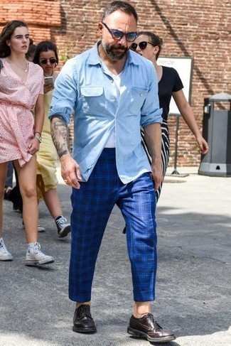 40 Jährige: Smart-Casual Sommer Outfits Herren 2024: Kombinieren Sie ein hellblaues Chambray Langarmhemd mit einer dunkelblauen Chinohose mit Schottenmuster für ein Alltagsoutfit, das Charakter und Persönlichkeit ausstrahlt. Komplettieren Sie Ihr Outfit mit dunkelbraunen Leder Derby Schuhen, um Ihr Modebewusstsein zu zeigen. Dieses Outfit ist super für den Sommer und gefallen uns sehr gut.
