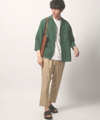 Welche Sandalen mit beige Chinohose zu tragen – 64 Herren Outfits warm Wetter: Kombinieren Sie ein dunkelgrünes Langarmhemd mit einer beige Chinohose für ein großartiges Wochenend-Outfit. Sandalen verleihen einem klassischen Look eine neue Dimension.