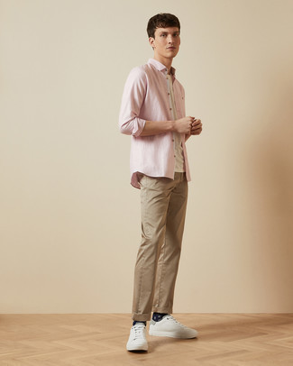 Rosa Langarmhemd kombinieren – 270 Herren Outfits: Erwägen Sie das Tragen von einem rosa Langarmhemd und einer beige Chinohose für einen bequemen Alltags-Look. Fühlen Sie sich ideenreich? Wählen Sie weißen Leder niedrige Sneakers.