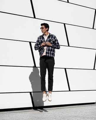 Beige T-shirt kombinieren – 995+ Herren Outfits: Kombinieren Sie ein beige T-shirt mit einer schwarzen Chinohose, um einen lockeren, aber dennoch stylischen Look zu erhalten. Weiße Segeltuch niedrige Sneakers sind eine einfache Möglichkeit, Ihren Look aufzuwerten.