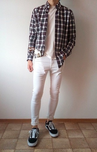 Weiße enge Jeans kombinieren – 222 Herren Outfits: Kombinieren Sie ein mehrfarbiges Langarmhemd mit Schottenmuster mit weißen engen Jeans für einen entspannten Wochenend-Look. Fühlen Sie sich ideenreich? Entscheiden Sie sich für schwarzen und weißen Segeltuch niedrige Sneakers.