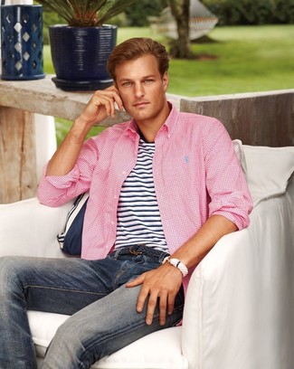 Weißes Armband kombinieren – 259 Herren Outfits: Kombinieren Sie ein rosa Langarmhemd mit Vichy-Muster mit einem weißen Armband für einen entspannten Wochenend-Look.