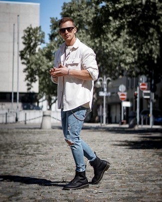 Schwarze Lederfreizeitstiefel kombinieren – 500+ Herren Outfits: Ein weißes Cordlangarmhemd und blaue enge Jeans mit Destroyed-Effekten sind eine perfekte Outfit-Formel für Ihre Sammlung. Fühlen Sie sich mutig? Entscheiden Sie sich für eine schwarze Lederfreizeitstiefel.