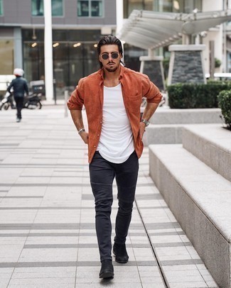 Welche Chelsea Boots mit grauer enger Jeans zu tragen – 20 Casual Frühling Herren Outfits: Kombinieren Sie ein orange Langarmhemd mit grauen engen Jeans für einen bequemen Alltags-Look. Fühlen Sie sich ideenreich? Ergänzen Sie Ihr Outfit mit Chelsea Boots. Das Outfit wird zu Frühling pur.
