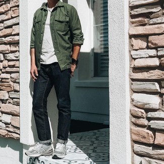 Schwarze Jeans kombinieren – 987+ Sommer Herren Outfits: Kombinieren Sie ein olivgrünes Langarmhemd mit schwarzen Jeans, um einen lockeren, aber dennoch stylischen Look zu erhalten. Fühlen Sie sich mutig? Ergänzen Sie Ihr Outfit mit grauen Sportschuhen. Schon haben wir ein schönes Outfit im Sommer.