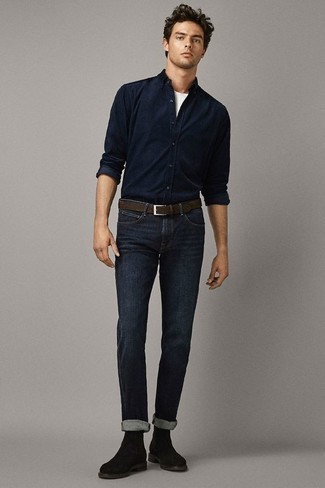 dunkelblaues Langarmhemd, weißes T-Shirt mit einem Rundhalsausschnitt, dunkelblaue Jeans, schwarze Chelsea Boots aus Wildleder für Herren