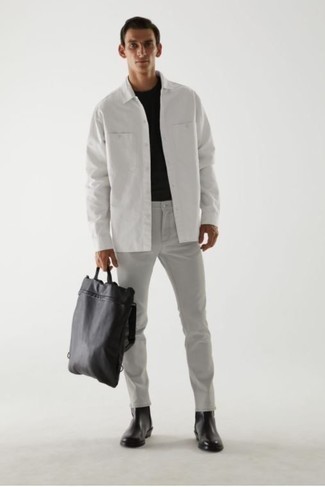 Silberne Jeans kombinieren – 1200+ Herren Outfits: Kombinieren Sie ein weißes Langarmhemd mit silbernen Jeans für einen bequemen Alltags-Look. Fühlen Sie sich mutig? Ergänzen Sie Ihr Outfit mit schwarzen Chelsea Boots aus Leder.
