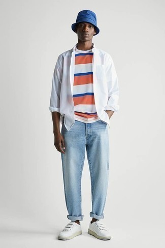 Hellblaue Jeans kombinieren – 500+ Herren Outfits: Paaren Sie ein weißes Langarmhemd mit hellblauen Jeans, um einen lockeren, aber dennoch stylischen Look zu erhalten. Komplettieren Sie Ihr Outfit mit weißen Leder niedrigen Sneakers.