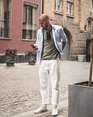 Welche hohe Sneakers mit weißer Jeans zu tragen – 74 Herren Outfits: Kombinieren Sie ein hellblaues Langarmhemd mit weißen Jeans, um mühelos alles zu meistern, was auch immer der Tag bringen mag. Hohe Sneakers leihen Originalität zu einem klassischen Look.