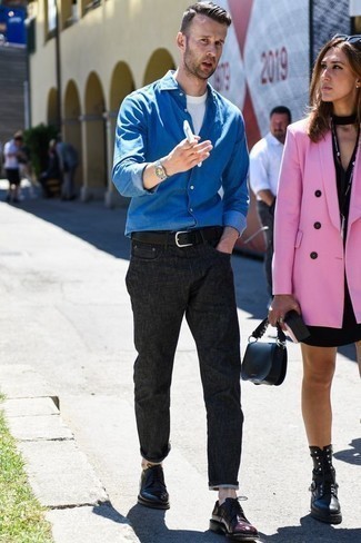 30 Jährige: Blaues Langarmhemd kombinieren – 500+ Smart-Casual Herren Outfits warm Wetter: Vereinigen Sie ein blaues Langarmhemd mit dunkelgrauen Jeans für ein großartiges Wochenend-Outfit. Entscheiden Sie sich für dunkelroten Leder Derby Schuhe, um Ihr Modebewusstsein zu zeigen.