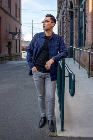 Wie graue Jeans mit blauen Langarmhemdes zu kombinieren – 23 Smart-Casual Herren Outfits warm Wetter: Kombinieren Sie ein blaues Langarmhemd mit grauen Jeans für ein bequemes Outfit, das außerdem gut zusammen passt. Fügen Sie schwarzen Chelsea Boots aus Leder für ein unmittelbares Style-Upgrade zu Ihrem Look hinzu.