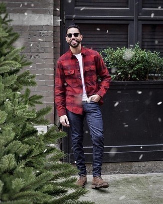 Rotbraune Wildlederfreizeitstiefel kombinieren – 500+ Herren Outfits: Tragen Sie ein rotes Langarmhemd mit Vichy-Muster und dunkelblauen Jeans für ein Alltagsoutfit, das Charakter und Persönlichkeit ausstrahlt. Vervollständigen Sie Ihr Outfit mit einer rotbraunen Wildlederfreizeitstiefeln, um Ihr Modebewusstsein zu zeigen.