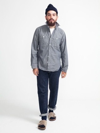 Dunkelblaue Jeans kombinieren – 500+ Lässige Herren Outfits: Kombinieren Sie ein hellblaues Chambray Langarmhemd mit dunkelblauen Jeans für ein sonntägliches Mittagessen mit Freunden. Fühlen Sie sich ideenreich? Wählen Sie hellbeige Wildledersandalen.