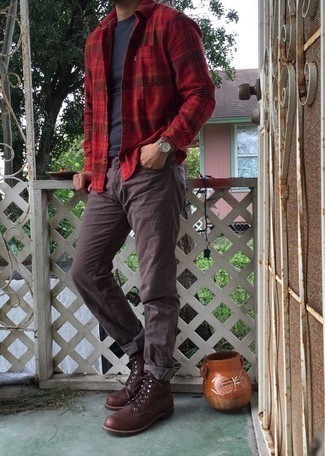 30 Jährige: Braune Jeans kombinieren – 160 Herren Outfits: Kombinieren Sie ein rotes Langarmhemd mit Schottenmuster mit braunen Jeans für ein großartiges Wochenend-Outfit. Fühlen Sie sich mutig? Vervollständigen Sie Ihr Outfit mit einer braunen Lederfreizeitstiefeln.