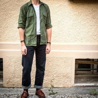 Rotbraune Chukka-Stiefel aus Leder kombinieren – 500+ Herren Outfits: Kombinieren Sie ein olivgrünes Langarmhemd mit dunkelblauen Jeans für einen bequemen Alltags-Look. Rotbraune Chukka-Stiefel aus Leder sind eine ideale Wahl, um dieses Outfit zu vervollständigen.