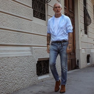 40 Jährige: Wie Jeans mit Chelsea Boots zu kombinieren – 69 Smart-Casual Herren Outfits: Paaren Sie ein hellblaues Langarmhemd mit Jeans, um einen lockeren, aber dennoch stylischen Look zu erhalten. Chelsea Boots putzen umgehend selbst den bequemsten Look heraus.