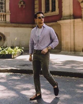Welche Slipper mit weißen und dunkelblauen T-Shirts mit einem Rundhalsausschnitt zu tragen – 500+ Smart-Casual Herren Outfits: Kombinieren Sie ein weißes und dunkelblaues T-Shirt mit einem Rundhalsausschnitt mit olivgrünen Jeans, um mühelos alles zu meistern, was auch immer der Tag bringen mag. Fühlen Sie sich ideenreich? Vervollständigen Sie Ihr Outfit mit Slippern.