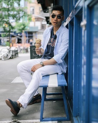 Weiße Jeans kombinieren – 1200+ Herren Outfits: Kombinieren Sie ein hellblaues Langarmhemd mit weißen Jeans für ein sonntägliches Mittagessen mit Freunden. Dunkelblaue Wildleder Slipper bringen Eleganz zu einem ansonsten schlichten Look.