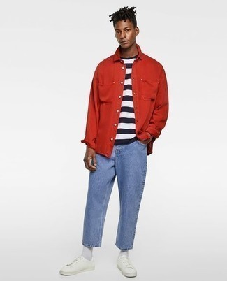 Rotes Langarmhemd kombinieren – 660+ Herren Outfits: Erwägen Sie das Tragen von einem roten Langarmhemd und hellblauen Jeans, um einen lockeren, aber dennoch stylischen Look zu erhalten. Weiße Leder niedrige Sneakers fügen sich nahtlos in einer Vielzahl von Outfits ein.