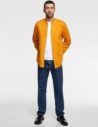 Dunkelblaue Jeans kombinieren – 500+ Sommer Herren Outfits: Entscheiden Sie sich für ein orange Langarmhemd und dunkelblauen Jeans für ein Alltagsoutfit, das Charakter und Persönlichkeit ausstrahlt. Wählen Sie schwarzen Leder Slipper, um Ihr Modebewusstsein zu zeigen. So einfach kann ein schöner Sommer-Look sein.