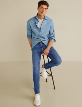 Blaue Jeans kombinieren – 1200+ Herren Outfits: Vereinigen Sie ein hellblaues Langarmhemd mit blauen Jeans, um mühelos alles zu meistern, was auch immer der Tag bringen mag. Weiße Segeltuch niedrige Sneakers sind eine kluge Wahl, um dieses Outfit zu vervollständigen.