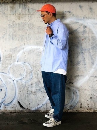 hellblaues Langarmhemd, weißes T-Shirt mit einem Rundhalsausschnitt, dunkelblaue Jeans, weiße und schwarze bedruckte Segeltuch niedrige Sneakers für Herren
