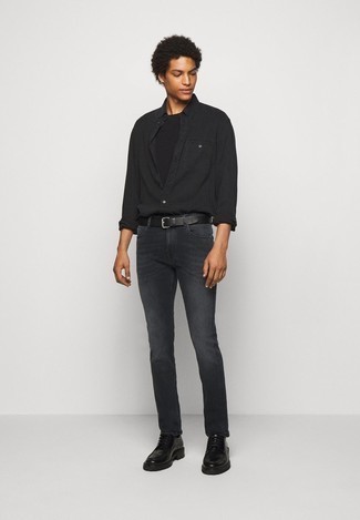 20 Jährige: Welche Derby Schuhe mit schwarzen T-Shirts mit einem Rundhalsausschnitt zu tragen – 46 Smart-Casual Herren Outfits: Entscheiden Sie sich für ein schwarzes T-Shirt mit einem Rundhalsausschnitt und dunkelgrauen Jeans für ein großartiges Wochenend-Outfit. Entscheiden Sie sich für Derby Schuhe, um Ihr Modebewusstsein zu zeigen.