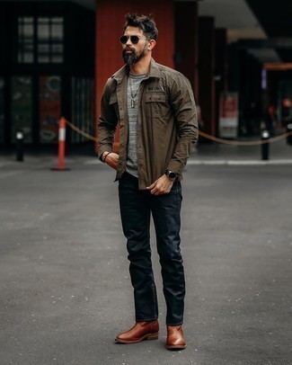 Welche Jeans mit dunkelgrauen T-Shirts mit einem Rundhalsausschnitt zu tragen – 187 Smart-Casual Herren Outfits: Kombinieren Sie ein dunkelgraues T-Shirt mit einem Rundhalsausschnitt mit Jeans für ein großartiges Wochenend-Outfit. Machen Sie Ihr Outfit mit rotbraunen Chelsea Boots aus Leder eleganter.