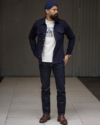 Wie weißes und schwarzes bedrucktes T-Shirt mit einem Rundhalsausschnitt mit dunkelblauer Jeans zu kombinieren – 171 Herren Outfits: Entscheiden Sie sich für ein weißes und schwarzes bedrucktes T-Shirt mit einem Rundhalsausschnitt und dunkelblauen Jeans für einen entspannten Wochenend-Look. Dunkelbraune Chelsea Boots aus Leder bringen Eleganz zu einem ansonsten schlichten Look.