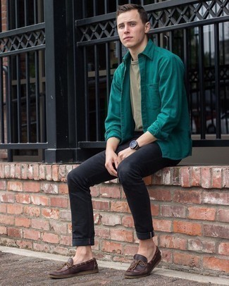 20 Jährige: Schwarze Jeans kombinieren – 500+ Casual Herren Outfits: Entscheiden Sie sich für ein dunkelgrünes Flanell Langarmhemd und schwarzen Jeans für ein bequemes Outfit, das außerdem gut zusammen passt. Dunkelbraune Leder Bootsschuhe sind eine ideale Wahl, um dieses Outfit zu vervollständigen.