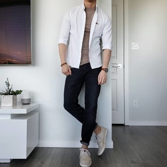 Hellbeige Segeltuch niedrige Sneakers kombinieren – 500+ Herren Outfits: Entscheiden Sie sich für ein weißes Langarmhemd und schwarzen Jeans für ein Alltagsoutfit, das Charakter und Persönlichkeit ausstrahlt. Hellbeige Segeltuch niedrige Sneakers sind eine großartige Wahl, um dieses Outfit zu vervollständigen.