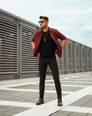 Braune Chelsea Boots aus Leder kombinieren – 500+ Herren Outfits: Vereinigen Sie ein rotes und schwarzes Langarmhemd mit Vichy-Muster mit dunkelgrauen Jeans für ein bequemes Outfit, das außerdem gut zusammen passt. Fühlen Sie sich ideenreich? Wählen Sie braunen Chelsea Boots aus Leder.