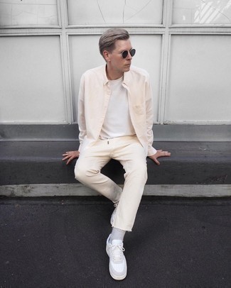 Hellbeige Langarmhemd kombinieren – 500+ Herren Outfits: Kombinieren Sie ein hellbeige Langarmhemd mit hellbeige Jeans für ein bequemes Outfit, das außerdem gut zusammen passt. Weiße Leder niedrige Sneakers sind eine kluge Wahl, um dieses Outfit zu vervollständigen.