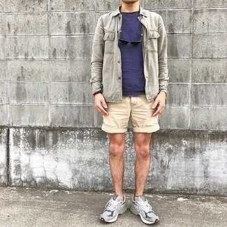 Hellbeige Shorts kombinieren – 500+ Herren Outfits: Tragen Sie ein graues Langarmhemd und hellbeige Shorts für ein großartiges Wochenend-Outfit. Fühlen Sie sich mutig? Ergänzen Sie Ihr Outfit mit grauen Sportschuhen.