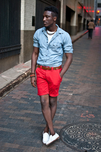 30 Jährige: Wie T-Shirt mit einem Rundhalsausschnitt mit Slipper zu kombinieren – 54 Casual Sommer Herren Outfits: Kombinieren Sie ein T-Shirt mit einem Rundhalsausschnitt mit roten Shorts für ein sonntägliches Mittagessen mit Freunden. Fühlen Sie sich mutig? Wählen Sie Slipper. So einfach kann ein toller Sommer-Look sein.