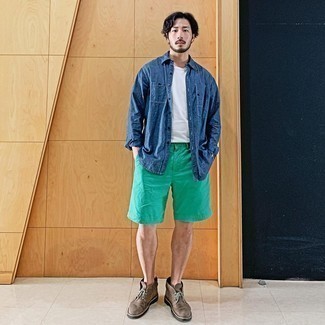Grüne Shorts kombinieren – 63 Herren Outfits: Vereinigen Sie ein blaues Chambray Langarmhemd mit grünen Shorts für ein Alltagsoutfit, das Charakter und Persönlichkeit ausstrahlt. Braune Chukka-Stiefel aus Wildleder sind eine ideale Wahl, um dieses Outfit zu vervollständigen.