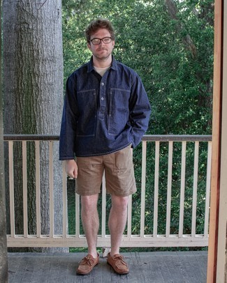 Wie Bootsschuhe mit Shorts zu kombinieren – 182 Casual Herren Outfits: Vereinigen Sie ein dunkelblaues Chambray Langarmhemd mit Shorts für einen bequemen Alltags-Look. Bootsschuhe sind eine ideale Wahl, um dieses Outfit zu vervollständigen.