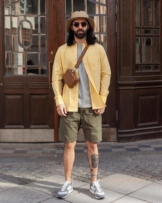 Olivgrüne Shorts kombinieren – 410 Herren Outfits: Kombinieren Sie ein gelbes Langarmhemd mit olivgrünen Shorts für ein großartiges Wochenend-Outfit. Fühlen Sie sich mutig? Entscheiden Sie sich für graue Sportschuhe.