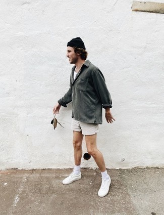 Weiße Shorts kombinieren – 500+ Herren Outfits: Erwägen Sie das Tragen von einem olivgrünen Langarmhemd und weißen Shorts, um mühelos alles zu meistern, was auch immer der Tag bringen mag. Weiße Segeltuch niedrige Sneakers fügen sich nahtlos in einer Vielzahl von Outfits ein.