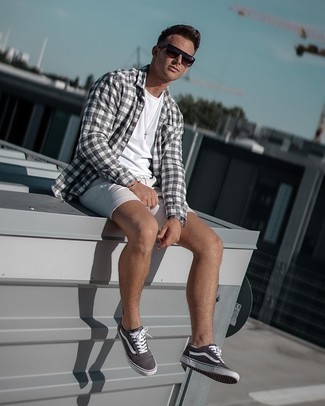 Graue Segeltuch niedrige Sneakers kombinieren – 346 Herren Outfits: Tragen Sie ein graues Langarmhemd mit Vichy-Muster und weißen Shorts für ein bequemes Outfit, das außerdem gut zusammen passt. Graue Segeltuch niedrige Sneakers sind eine gute Wahl, um dieses Outfit zu vervollständigen.