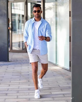 Silberne Shorts kombinieren – 432 Herren Outfits: Kombinieren Sie ein hellblaues Langarmhemd mit silbernen Shorts für ein sonntägliches Mittagessen mit Freunden. Weiße Leder niedrige Sneakers fügen sich nahtlos in einer Vielzahl von Outfits ein.