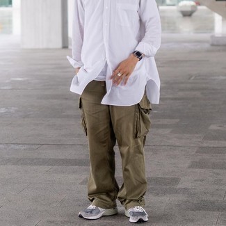 Weißes Trägershirt kombinieren – 500+ Herren Outfits: Ein weißes Trägershirt und eine olivgrüne Cargohose sind eine perfekte Outfit-Formel für Ihre Sammlung. Graue Sportschuhe sind eine perfekte Wahl, um dieses Outfit zu vervollständigen.
