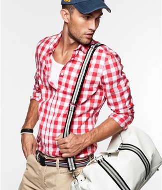 Weiße Segeltuch Sporttasche kombinieren – 13 Herren Outfits: Kombinieren Sie ein rotes und weißes Langarmhemd mit Vichy-Muster mit einer weißen Segeltuch Sporttasche für einen entspannten Wochenend-Look.