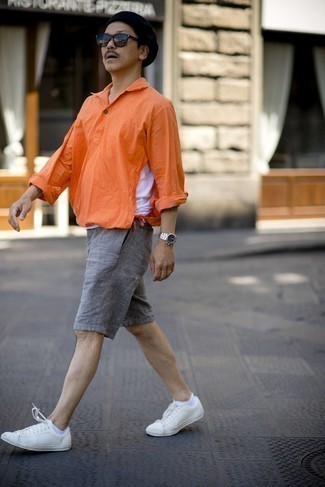 Welche Shorts mit weißer niedriger Sneakers zu tragen – 328 Herren Outfits heiß Wetter: Kombinieren Sie ein orange Leinen Langarmhemd mit Shorts, um einen lockeren, aber dennoch stylischen Look zu erhalten. Weiße niedrige Sneakers sind eine perfekte Wahl, um dieses Outfit zu vervollständigen.