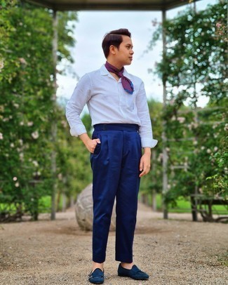20 Jährige: Bandana kombinieren – 141 Herren Outfits: Ein weißes Langarmhemd und ein Bandana sind eine großartige Outfit-Formel für Ihre Sammlung. Putzen Sie Ihr Outfit mit dunkelblauen Doppelmonks aus Wildleder.