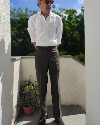 Dunkelbraune Wildleder Slipper kombinieren – 500+ Herren Outfits: Geben Sie den bestmöglichen Look ab in einem weißen Langarmhemd und einer dunkelgrauen Anzughose. Dunkelbraune Wildleder Slipper sind eine perfekte Wahl, um dieses Outfit zu vervollständigen.